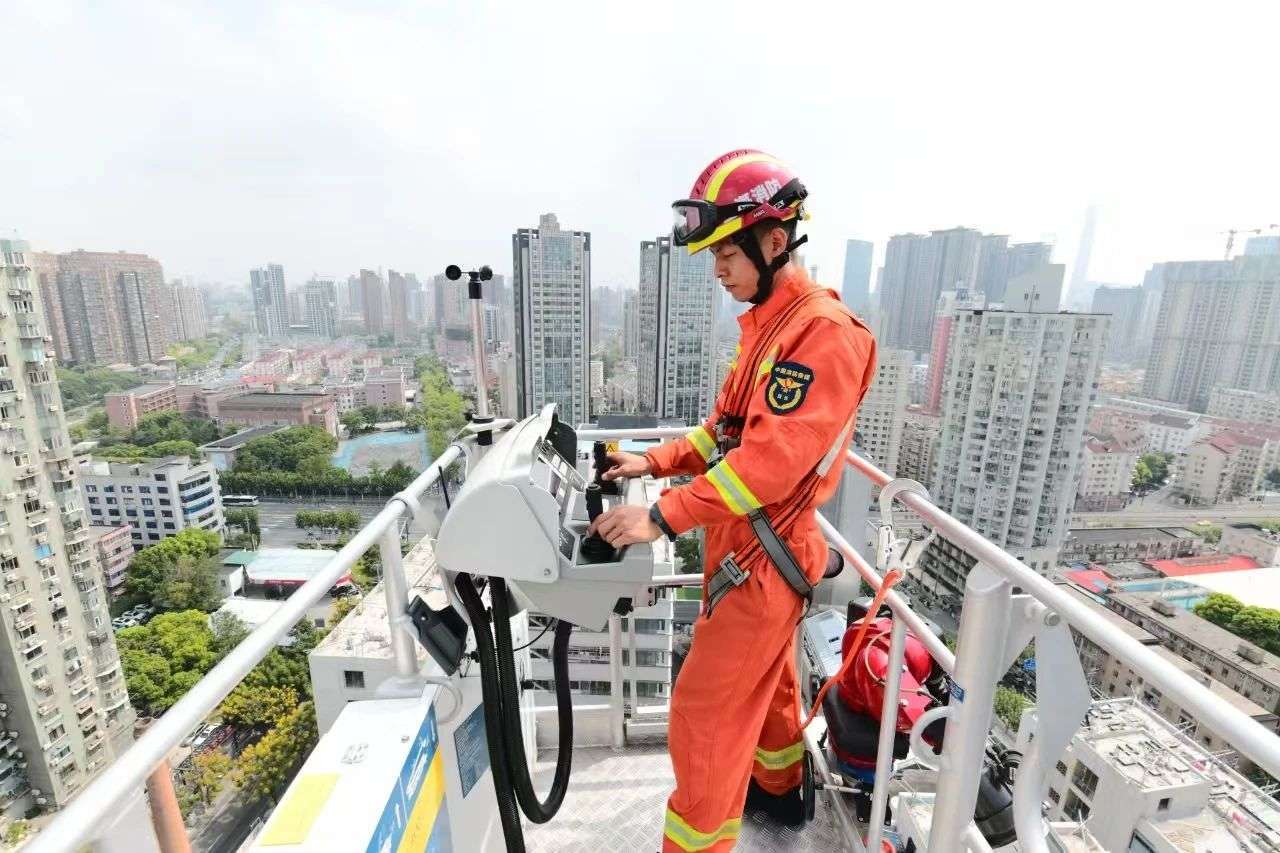 _国庆我在岗：“火焰蓝”守护一方平安_国庆我在岗：“火焰蓝”守护一方平安